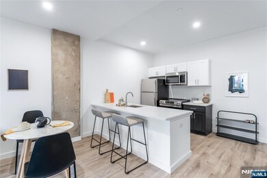 10 Commerce Ct unit 10 J, Newark, NJ 07102 - photo 3