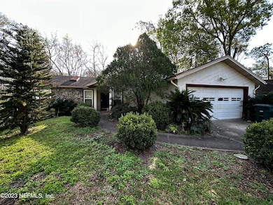 479 Holiday Hill Cir E, Jacksonville, FL 32216 - photo 2