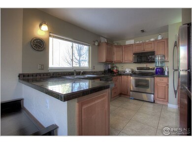 Granite counters,stainless appliances, tile floors