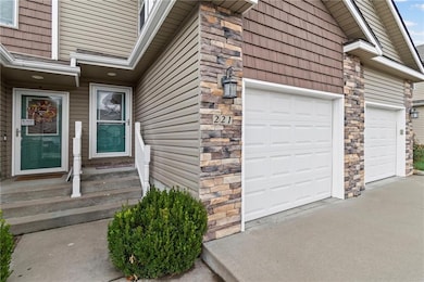 221 N Pointe Ln, Raymore, MO 64083 - photo 4