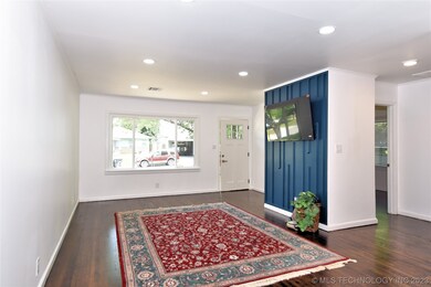 Spacious living room w/an open floor plan to the d