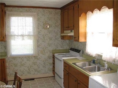 Kitchen - Large eat in Kitchen with an abundance o