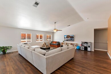 005_Living Room