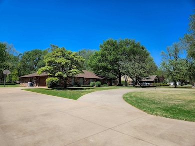 1614 Quailwood Dr, Enid, OK 73703 - photo 3