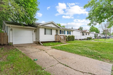 View of front facade with an attached garage and concrete driveway