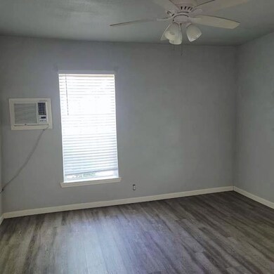 801 NW Main St, Ennis, TX 75119 - photo 3