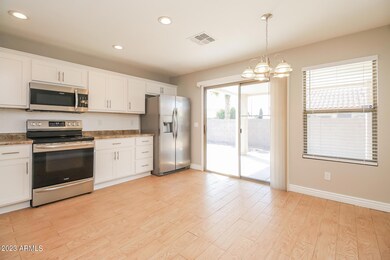 006-photo-dining-room-11731137