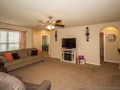 Spacious living open to kitchen, excellent conditi