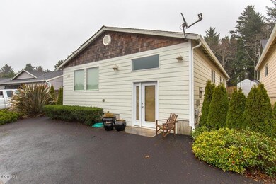 522 SE Neptune Ave, Lincoln City, OR 97367 - photo 4