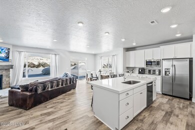 4_Kitchen--Dining_1800x1200_4009718