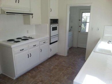 Super Clean wide kitchen with Breakfast nook, buil