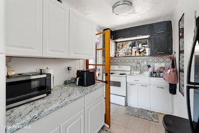 005_Entry to Kitchen