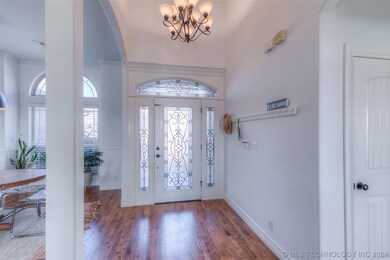 Light and bright, spacious entryway!