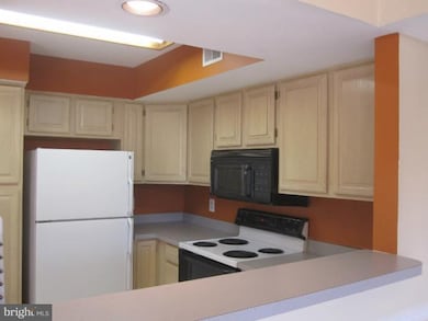 1334 Garden Wall Cir unit F, Reston, VA 20194 - photo 5