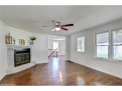 BRIGHT OPEN FAMILY ROOM