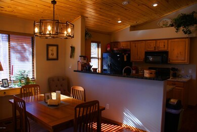 Dining/breakfast bar