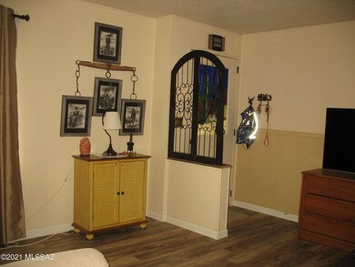 5536 Flying Circle Living Room