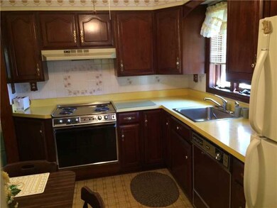 Kitchen. Small and Comfy Kitchen to Eat In