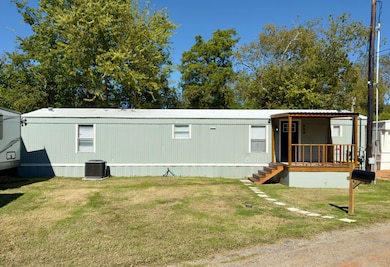 309 W Bryant St, Elm Mott, TX 76640 - photo 2