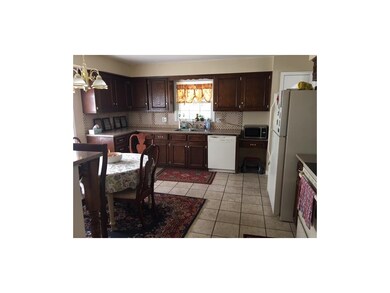 BREAKFAST NOOK... OR SIT AT THE COUNTER!