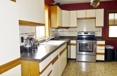 1721 Vahlen St, Madison, WI 53704 - photo 5