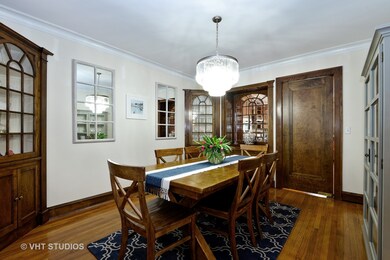 Fine & formal Dining with stylish storage for chin