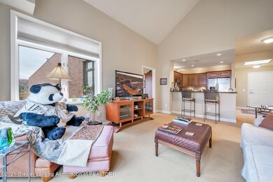(5) Living Room
