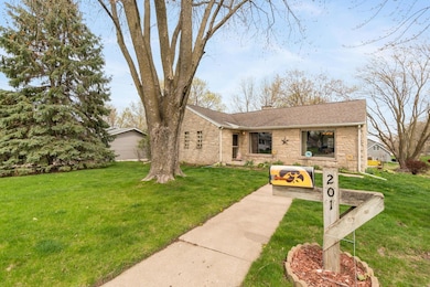 201 N Division St, Cedar Falls, IA 50613 - photo 3