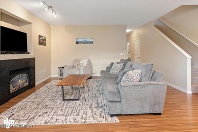 06-Living Room_SLS_-1411