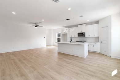 4114 Castor St unit B, Houston, TX 77022 - photo 4