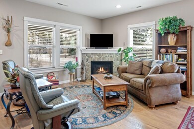 910 N Hindeman St, Sisters, OR 97759 - photo 4