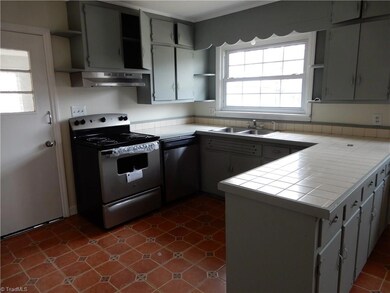 824 Woodcrest Dr, Asheboro, NC 27205 - photo 2