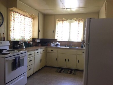 926 SW Greenwood Ave, Grants Pass, OR 97526 - photo 3