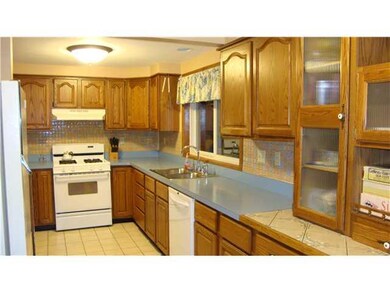 Kitchen. Beautiful oak kitchen has terrific counte