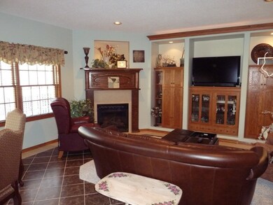 Family room/ Fireplace<|><|>