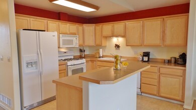 Center Island w/ Breakfast Bar