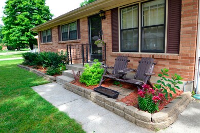 9301 Pagoda Dr, Louisville, KY 40229 - photo 2