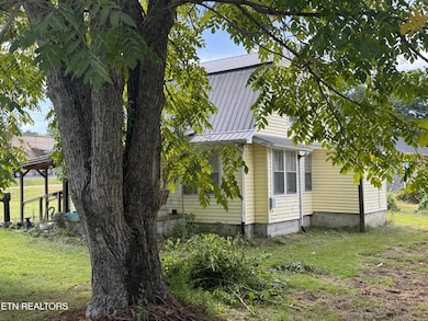 201 Taylor Ave, Jamestown, TN 38556 - photo 2