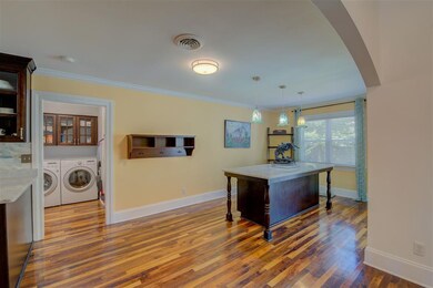 In addition, this kitchen offers a sunny breakfast