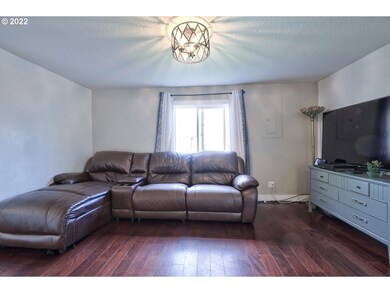 1407 E 10th St, Newberg, OR 97132 - photo 5