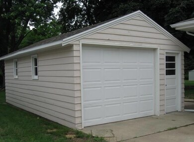 1512 E 3rd Ave, Mitchell, SD 57301 - photo 4