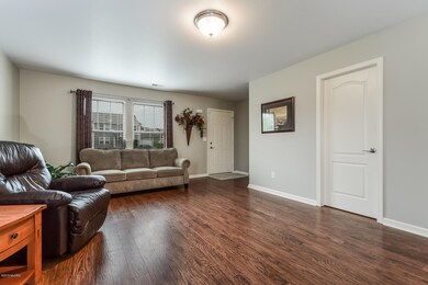 005-Living_Room-5734165-medium