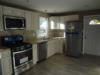 1005 Tacoma St, Carpentersville, IL 60110 - photo 3