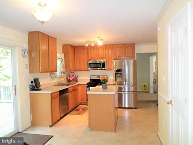 1615 Shady Glen Dr, District Heights, MD 20747 - photo 4