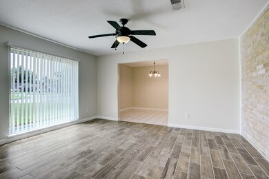 16910 Ravine Cir, Friendswood, TX 77546 - photo 3