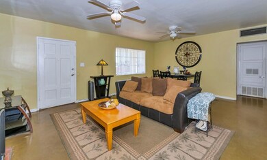 1806 N 18th Pl-large-006-10-Main Living