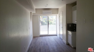 2133 Carmona Ave unit 2133 1/4, Los Angeles, CA 90016 - photo 3