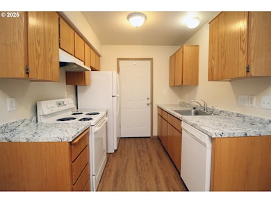 5038 N Vanderbilt St, Portland, OR 97203 - photo 3