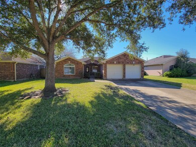 2703 Quail Run Dr, Alvin, TX 77511 - photo 2