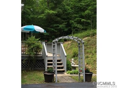 Private back deck w/hot tub !